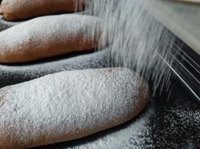 筛粉，不要筛的太多，薄薄一层就好，我这为了拍照，筛多了