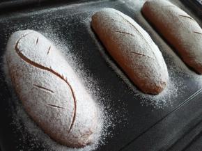 用锋利的刀片割口，自己喜欢什么线条就割什么线条，注意一定要一刀割下来，不要重复割，影响美观！割口，不仅仅是美观，更是让面包组织膨胀的更均匀