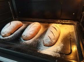 放入预热好的烤箱，中下层，上下火180度18分钟，再转上火160度下火180度，烤2分钟，出炉