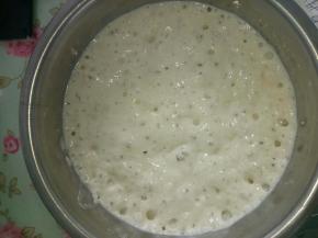 提前把老面做出来面粉和水分别50克加上1克酵母放在一起搅匀后盖上保鲜膜，夏天放阳台发酵2.3个小时，波兰种看状态，不看时间发酵好的老面用手拨开里面有小洞。（也可以冷藏发酵头一天晚上做好放冰箱里发酵，第二天早上的状态基本是可以做面包的了）