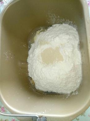 我们再来做主面团，把除黄油以外的所有材料放入面包机中启动一个和面程序，把面团揉成完全状态，我得面包机大概是20左右分钟(因为这个面团比较多大概是一个半吐司的面团所以时间会长一些)，然后加入软化好的黄油，再次启动一个和面程序。此时我们可以准备下做手撕面包的配料，我用到的是肉松，火腿 ，沙茶酱，番茄酱等等，还有一些新鲜的玉米粒。