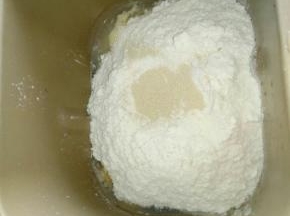 我们再来做主面团，把除黄油以外的所有材料放入面包机中启动一个和面程序，把面团揉成完全状态，我得面包机大概是20左右分钟(因为这个面团比较多大概是一个半吐司的面团所以时间会长一些)，然后加入软化好的黄油，再次启动一个和面程序。此时我们可以准备下做手撕面包的配料，我用到的是肉松，火腿 ，沙茶酱，番茄酱等等，还有一些新鲜的玉米粒。