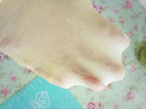 放入黄油后，揉10分钟左右拉开一团面检查一下状态，正常应该可以出图片这种薄膜了，可以再继续揉5分钟。