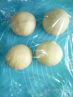 把面团分成4个等份的面团，盖上保鲜膜静置10分钟左右。