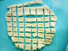 把静置好的面团擀成八寸模具大小的圆片，（其实擀的形状不限，可随意擀，只不过北方人比较习惯擀成圆的）然后用刀切成小块就可以，铺一层到模具里面了。