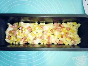 一层面包一层火腿，肉松等，来回这样反复几次，喜欢吃带馅的就多放几层就可以了