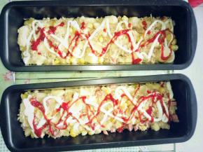 直到把所有的面团都铺完，，然后在上面刷一层鸡蛋液，最后再挤一些沙拉酱，番茄酱等配料，就可以放到烤箱中进行发酵了。我的烤箱大概发酵50分钟，下面放了一盆热水。