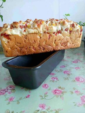 手撕面包脱模后趁热吃是最好吃的，个人建议如果喜欢吃咸口面包一定要多放一些沙拉酱和肉松，料足吃着幸福感十足的！