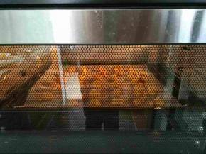 烤箱预热完成后，放入烤盘，180°烤8分钟左右，具体时间根据鲽鱼大小决定。