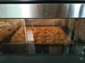 烤箱预热完成后，放入烤盘，180°烤8分钟左右，具体时间根据鲽鱼大小决定。