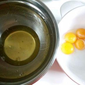  蛋清蛋黄分开，装蛋清的盆子要无水无油，保持干净，分蛋黄的时候，不能把蛋黄掉到蛋清中，会影响蛋清打发，