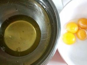  蛋清蛋黄分开，装蛋清的盆子要无水无油，保持干净，分蛋黄的时候，不能把蛋黄掉到蛋清中，会影响蛋清打发，