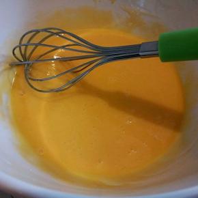 蛋黄加玉米油搅拌均匀，