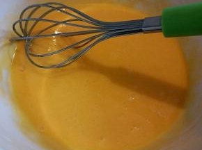 蛋黄加玉米油搅拌均匀，