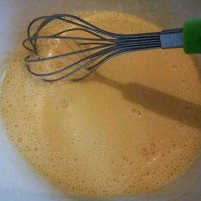 再加入牛奶搅拌均匀，让蛋液和油，牛奶融合在一起，