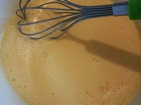 再加入牛奶搅拌均匀，让蛋液和油，牛奶融合在一起，