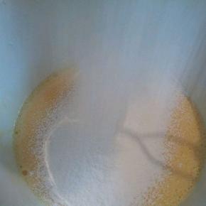  筛入低筋面粉，拌均匀，拌的时候用打蛋器呈z字形状轻轻的来回搅动，不要转圈搅拌，以免起筋。