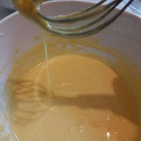 搅拌好的蛋黄糊，细腻顺滑，