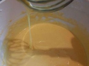 搅拌好的蛋黄糊，细腻顺滑，