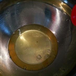 蛋清加白醋3滴，开始用打蛋器打发，