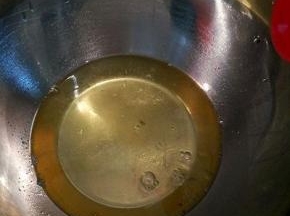 蛋清加白醋3滴，开始用打蛋器打发，