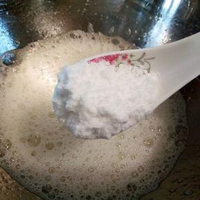 . 电动打蛋器将蛋清高速打发至蛋清变成现大鱼眼泡时，加入三分之一的糖粉，