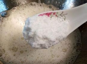 . 电动打蛋器将蛋清高速打发至蛋清变成现大鱼眼泡时，加入三分之一的糖粉，