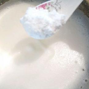  用电动打蛋器继续高速打发，当蛋清泡沫消失，细腻顺滑的时候再加入三分之一糖粉，