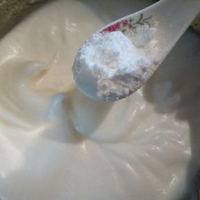  用电动打蛋器继续高速打发，打发成有明显的圈圈时，再加入剩下的三分之一糖粉，