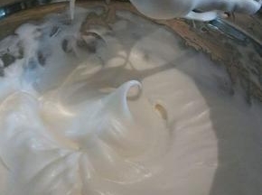 这时候可以用中速慢慢打发，打发到这个程度就可以（把打蛋头拎起来看一下，有微微的弯勾就可以了，不要再继续打发了，以免烤的时候开裂）