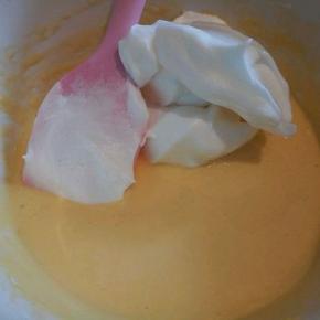 取三分之一蛋白，放进蛋黄糊翻拌，拌的时候，从底下往上翻，就像炒菜那样