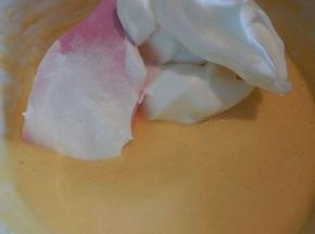 取三分之一蛋白，放进蛋黄糊翻拌，拌的时候，从底下往上翻，就像炒菜那样