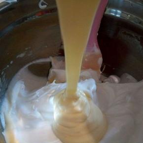  拌好的蛋黄糊，倒入蛋白中，从底下往上翻，就像炒菜那样，