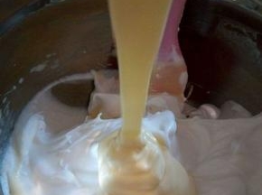  拌好的蛋黄糊，倒入蛋白中，从底下往上翻，就像炒菜那样，