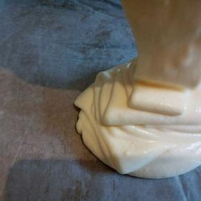 烤盘垫上油纸，这样脱模方便，把蛋糊倒入烤盘内。