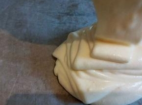 烤盘垫上油纸，这样脱模方便，把蛋糊倒入烤盘内。