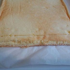 开始卷的地方划一刀，不要划断，这样好卷，