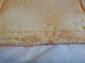 开始卷的地方划一刀，不要划断，这样好卷，