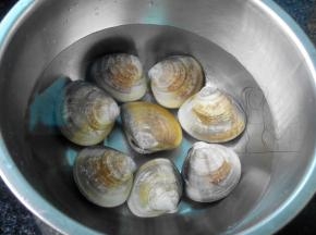 蛤蜊放盐水再浸泡一下，然后用刷子把壳刷干净