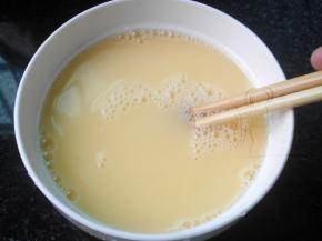 鸡蛋打散，按与蛋液1：1.5兑水，加盐充分搅拌均匀