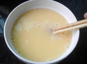鸡蛋打散，按与蛋液1：1.5兑水，加盐充分搅拌均匀