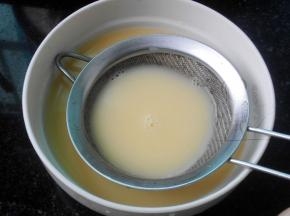 将蛋液过筛，滤出的就不要了