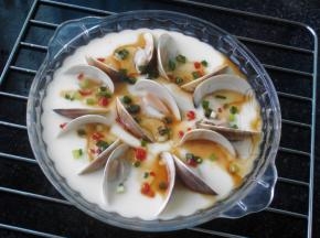 蒸好的蛋羹上淋入点香油和酱油，洒上红椒碎和葱花即可