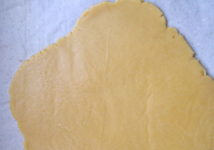 夹在两张油纸间，擀成均匀薄片，入冰箱冷藏片刻