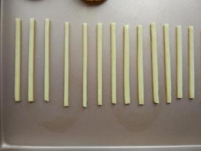 取出后，切成细条，放在烤盘上