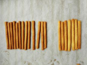 入预热好的烤箱中层，上下火150度烤10分钟左右，取出稍晾凉