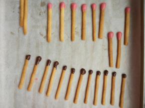 用饼干头稍蘸一下融化的巧克力，放在油纸上，凝固后取下即可