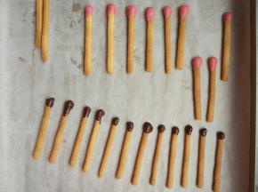 用饼干头稍蘸一下融化的巧克力，放在油纸上，凝固后取下即可