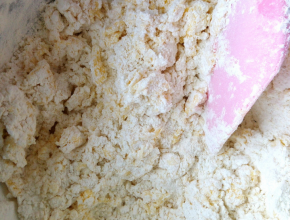 筛入低筋粉，拌匀，揉成团