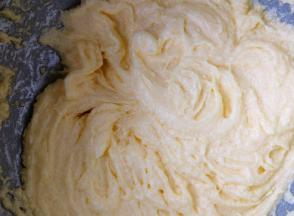 逐次加入一个鸡蛋，打至完全融合，没有水油分离的状态